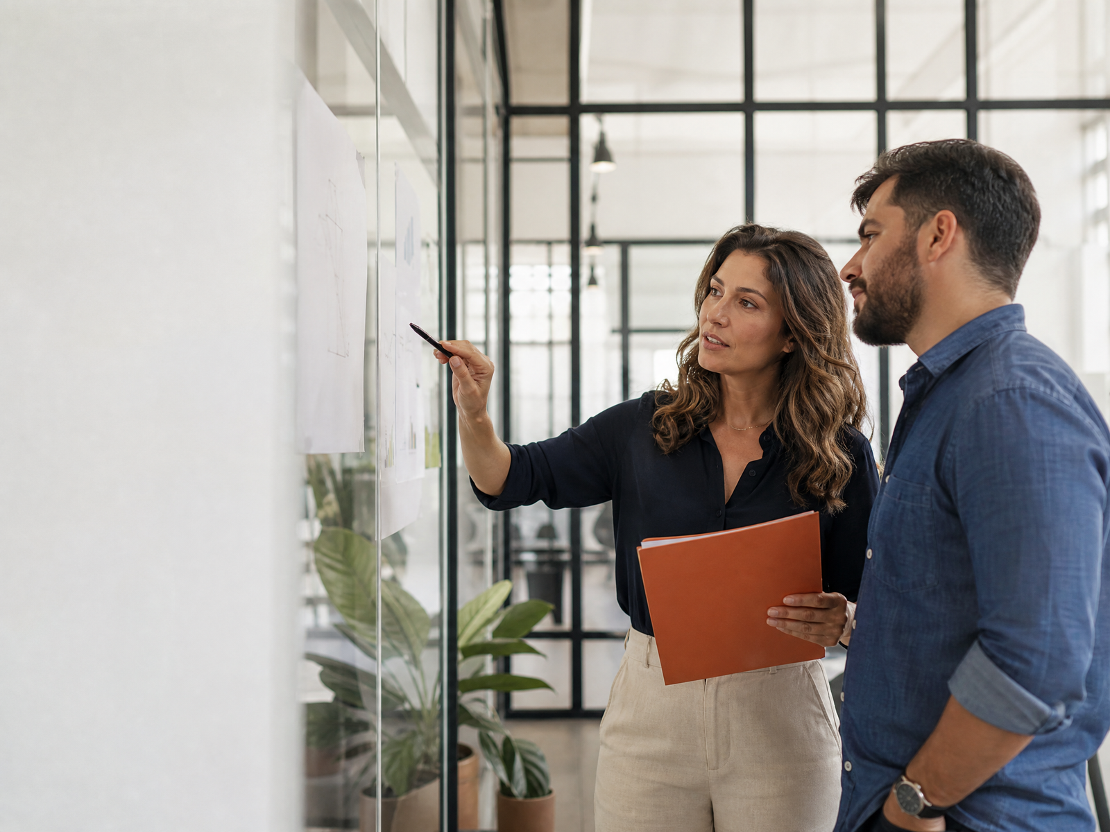 Profissionais conversando em um ambiente de trabalho claro